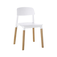 Le restaurant de luxe léger de dos de trou préside les jambes en bois pp Seat en plastique dinant la chaise