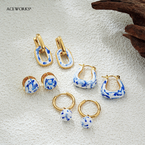 Galería de Aros Chinoiserie |   Pendientes de aro tipo huggie de latón chapado en oro de 18 quilates con esmalte |   Joyería con Efecto Cerámico Azul y Blanco Marmoleado - Product Image 3