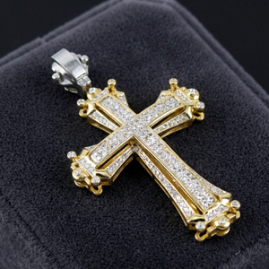 Colgante de Cruz Iced Out con Moissanita, Chapado en Oro de 18K, Corte Brillante Redondo, Engaste de Canal, Religioso Cristiano Unisex - Product Image 1