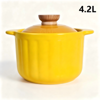 Cocotte en céramique jaune COOK42 avec couvercle orange, capacité 4,2 L, design moderne et minimaliste, compatible cuisinière à gaz, durable