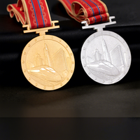 Schnelle Prototypenerstellung Langlebige Zinklegierung Lackierte Gebürstete Metall-Hohlpyramide Lasergravierte UV-Bedruckte Sportwettbewerbs-Medaille