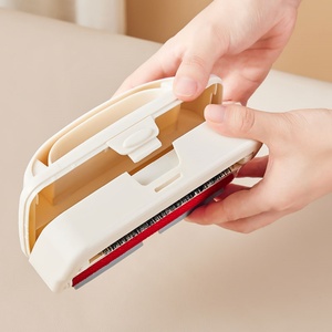 Brosse anti-peluches pour articles ménagers, brosse magique pour enlever les poils d'animaux, brosse de nettoyage pour draps, tapis, meubles et vêtements - Product Image 4