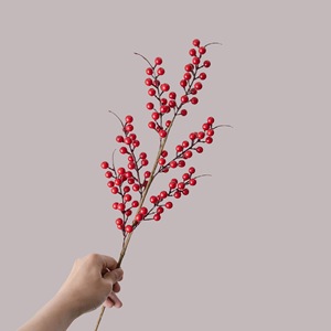 Branche artificielle de baies de houx rouges CallaFloral en plastique pour décoration intérieure, branche unique MW61209 - Product Image 2