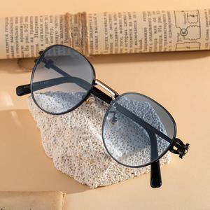 Nouvelles lunettes de soleil ovales pour femmes, monture en métal noir, protection UV400, verres en PC, lunettes de soleil tendance, classe 2, origine Taizhou - Product Image 2