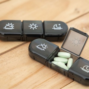 Scatola di medicina di stoccaggio 21 scomparti in plastica portatile <span class=keywords><strong>Total</strong></span> Black adatto per Organizer di pillole settimanali 3 volte al giorno - Product Image 3