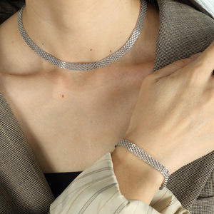 ชุดสร้อยคอและกำไลข้อมือสไตล์มินิมอลแบบยุโรปอเมริกัน ดีไซน์โปร่งลายตาข่ายเรขาคณิต ทำจากสแตนเลสสีทอง เหมาะสำหรับทั้งผู้หญิงและผู้ชาย - Product Image 2