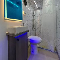Remorque sanitaire modulaire à deux baies pré-installée avec raccord rapide et douche pour installations de logement de camp minier