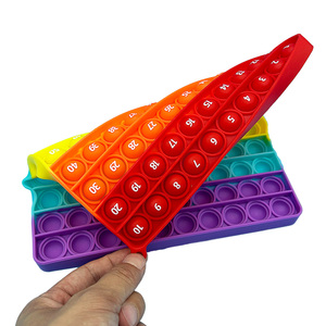 Giocattolo Antistress in Silicone Arcobaleno con 100 Bolle, <span class=keywords><strong>Gioco</strong></span> Matematico per Bambini, Apprende il Conteggio e la Matematica di Base Attraverso il <span class=keywords><strong>Gioco</strong></span> Tattile - Product Image 2