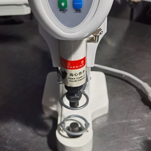 Máquina de coser botones eléctrica Zoyer 828D de 5.5 Kw y 220 V semiautomática para botones redondos de plástico para prendas de vestir - Product Image 1
