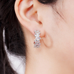 Orecchini a Cerchio Geometrici a Forma di C per Donne, con Accenti di Cristallo Quadrati e Rotondi, Accessori di Moda Minimalista - Product Image 6
