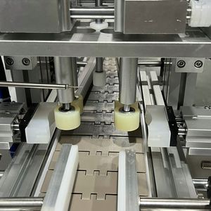 Ligne de production automatique de remplissage de liquides en bouteille, machine de remplissage et de bouchage automatique pour shampooings, produits cosmétiques, boissons et jus d'orange - Product Image 4
