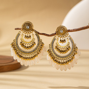 <span class=keywords><strong>Orecchini</strong></span> Jhumka in Stile Indiano Tradizionale Vintage <span class=keywords><strong>con</strong></span> Perle e Design Ossidato Placcati <span class=keywords><strong>Oro</strong></span> per Matrimoni - Product Image 4