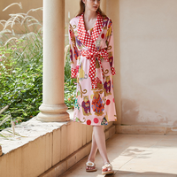Ensemble deux pièces de vêtements de nuit et de détente en soie satinée glacée pour femme, imprimé léopard et cœurs, comprenant une robe longue à manches longues et une camisole de nuit