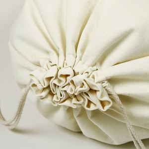 Sac à cordon en toile de coton naturelle blanche avec logo personnalisé, pochette en mousseline, sac anti-poussière à double cordon sérigraphié, cadeaux durables - Product Image 6