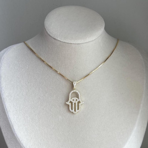 Delicado Collar con Dije de Mano de Hamsa de Plata de Ley con Moissanita Cristiana, Chapado en Oro, Joyería Minimalista para Fiestas - Product Image 3