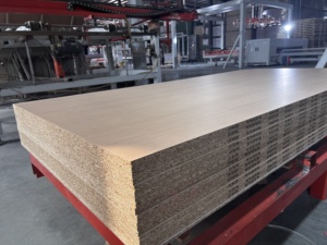 Tableros de Aglomerado de Madera Maciza E0 E1 E2 para Muebles, Gabinetes de Cocina y Armarios, Acabados para Exteriores, Venta al por Mayor - Product Image 1
