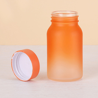 Bouteille en verre de qualité alimentaire de couleur orange givrée personnalisée de forme cylindrique pour produit de soin masculin avec bouchon déshydratant en or brillant