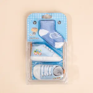 Sapatos de bebê bordados de pano quente respirável antiderrapante e resistente ao desgaste Sapatos de caminhada + meias caixa de presente de 2 peças