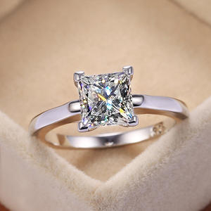 Anello di Fidanzamento Classico da Donna F266 con Diamante Taglio Principessa in Oro Bianco Colore G Naturale - Product Image 3