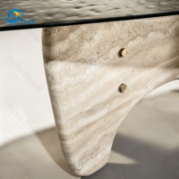Table de salle à manger de luxe en gros, table ovale moderne avec plateau en verre effet vague d'eau et base en travertin pour villa et hôtel