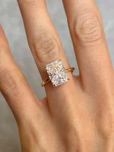 Bague de fiançailles en moissanite, directement de l'usine, idéale pour les événements formels, les célébrations romantiques et spéciales, disponible à la vente - Product Image 3