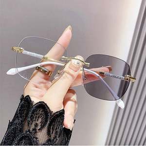 Lunettes de lecture photochromiques de luxe 2025 avec logo personnalisé, verres à changement de couleur, anti-lumière bleue, monture carrée pour femmes - Product Image 1