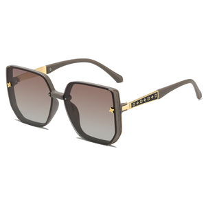 แว่นกันแดดผู้หญิงสีดำ น้ำเงิน ขาว รุ่นใหม่ UV400 สำหรับการเดินทาง ท่องเที่ยว ดีไซน์ทันสมัย นำเข้าจากต่างประเทศ - Product Image 4