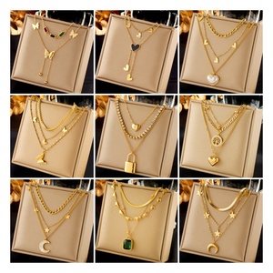 Collier Ras-de-Cou <span class=keywords><strong>Chaîne</strong></span> Multicouche en Acier Inoxydable de Haute Qualité avec Pendentifs Géométriques Étoile, Lune et Papillon – Cadeau <span class=keywords><strong>Femme</strong></span> - Product Image 1