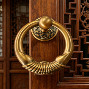 Maniglia a tirante per porta in ottone anticato classico, con anello rotondo intagliato artigianalmente, per showroom di materiali edili e showroom di porte - Product Image 1
