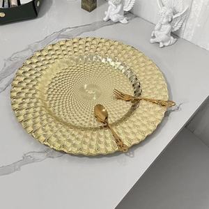 Assiettes rondes de service en plastique à motif de paon doré de 13 pouces Assiettes de décoration de table de fête de mariage - Product Image 2