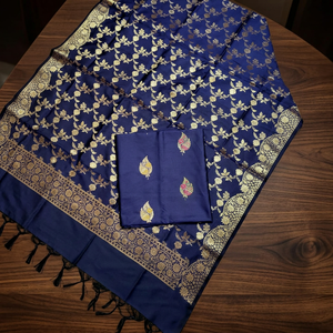 Ensemble de vêtements en soie Katan exclusif, trois pièces, avec des détails de tissage Zari et Meena, élégant et tissé, idéal pour les mariages et les fêtes. - Product Image 2
