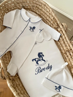 Ensemble cadeau personnalisé pour bébé garçon, tenue de rentrée à la maison pour nouveau-né avec broderie de cheval, combinaison en coton blanc avec nom personnalisé, chapeau, ensemble de vêtements pour bébé