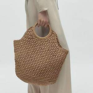 Luxe geometrische trekkoord-tas van stro voor dames - Boho geweven strandtas met uniek trekkoordontwerp, polyester voering, compact - Product Image 2