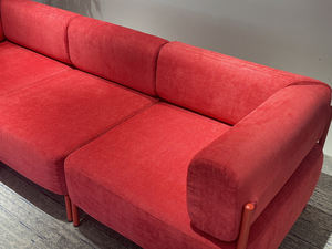 Sofá Modular en Forma de L con Estructura Metálica Delgada, Tapizado en Terciopelo de Textura Fina Color Caramelo, Chaise Longue de Tres Plazas, Moderno y Cálido - Product Image 5