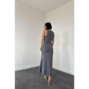 Robe fourreau élégante grise sans manches avec dos nu pour les soirées - Product Image 1