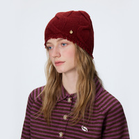Bonnet en laine torsadée pour femme, style vintage, avec bord à franges et détail de petit bouton métallique, doux et rétro, coupe décontractée