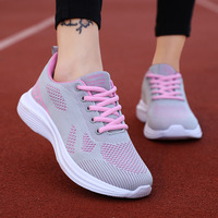 Sepatu lari olahraga modis berwarna polos dengan sol lembut, sepatu kasual wanita dengan bagian atas berbahan mesh untuk musim semi dan musim gugur, sepatu lari untuk bepergian.