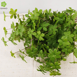 QIHAO Hojas Artificiales de PVC para Decoración de Interiores, Hojas Colgantes para Bodas, Venta al por Mayor - Product Image 1