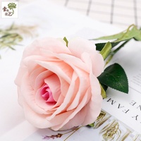 Prix de gros, fleurs artificielles en soie, roses blanches décoratives, roses rose vif, fleurs en vrac pour la décoration de mariage
