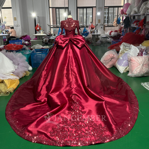 Vestido de Quinceañera Mc061 Elegante Color Borgoña con Cuello Barco, Hombros Descubiertos, Apliques, Adornos de Cuentas y Plumas en el Puño - Product Image 5