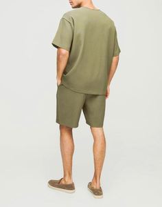 ชุดออกกำลังกายแบบกำหนดเอง เสื้อยืดโอเวอร์ไซส์จีบสีเขียวมะกอกหลากสี และกางเกงขาสั้นทรงหลวมความยาวปานกลาง - Product Image 2
