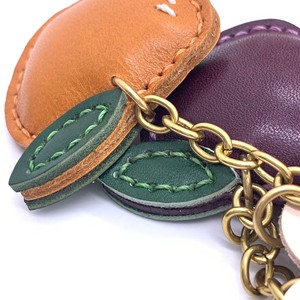 Porte-clés et accessoire de sac de voiture créatif en cuir véritable de vachette pleine fleur, en forme de pomme plate, écologique, en acier inoxydable, motif dessin animé - Product Image 6