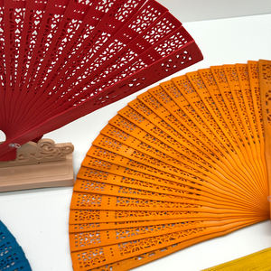 Abanico de madera tallado con diseño de girasol, recuerdo de boda, regalo promocional, en stock. - Product Image 5