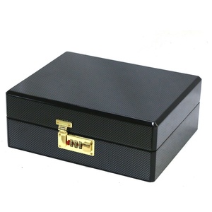 กล่องเก็บรหัสผ่านระดับไฮเอนด์ กล่องเก็บนาฬิกา ไม้คาร์บอนไฟเบอร์ พร้อมกุญแจรหัส รูปทรงสี่เหลี่ยมผืนผ้า เคลือบเงาสีแดง ภายในกล่องใส่บัตร <span class=keywords><strong>SVIP</strong></span> - Product Image 3