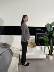 Veste de chef noire classique pour femme avec manches courtes Manteau de réception d'hôtel monobloc pour l'été pour les uniformes - Product Image 2