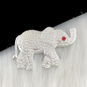 Broche de Perlas y Elefantes con Pedrería Plateada de la Hermandad Griega Delta para Mujer, Joyería para Divas de Hermandades - Product Image 6