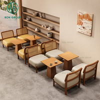 Vente chaude Cafe Tea Shop Tables en bois commerciales et chaises rembourrées Sièges de stand personnalisés Ensembles de meubles de restaurant