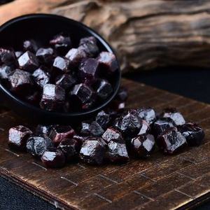 Venta al por mayor de cristales de granate rojo natural en bruto, con forma libre, piedras semipreciosas curativas para decoración del hogar y Feng Shui. - Product Image 4