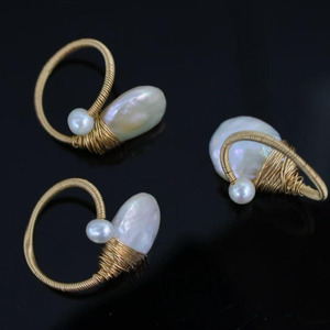 Anillo Hecho a Mano con Alambre de Oro de 14K, Diseño de Dos Perlas Naturales Barrocas de Agua Dulce, Anillo Elegante para Mujer - Product Image 4