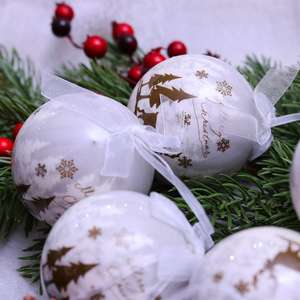 Autocollant de boule de Noël en mousse de 7,5 cm avec motif de cerf et flocons de neige blancs pour décoration d'arbre - Product Image 1